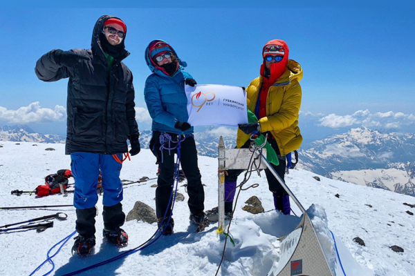 Tourist Club of Gubkin University placed the flag in the highest mountain of Russia on the occasion of the 90th anniversary 